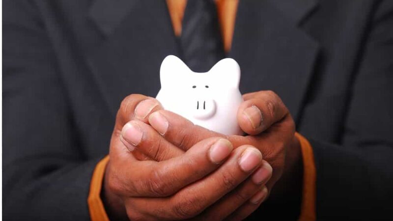 Jakie są zalety i wady oszczędzania pieniędzy w banku?