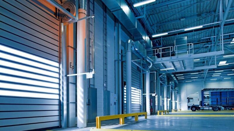 Jakie są koszty wdrożenia automatyzacji w magazynie?