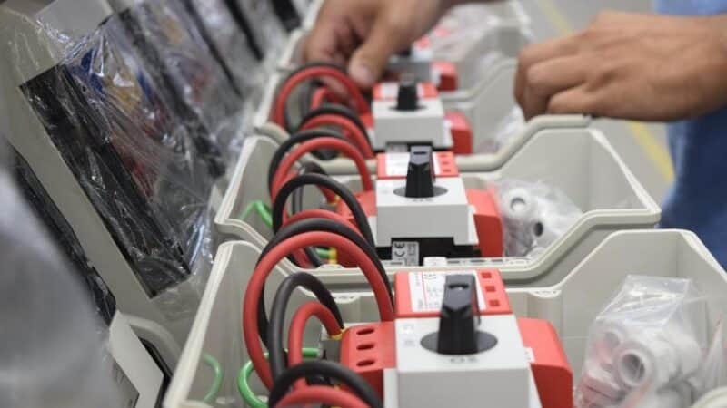 Redukcja kosztów dzięki automatyzacji produkcji – Jak nowoczesne technologie zmieniają oblicze przemysłu?